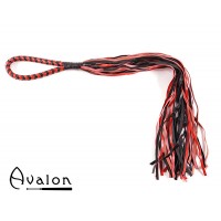 Avalon - MADOC - Sort og Rød Flogger med Loop Lærhåndtak